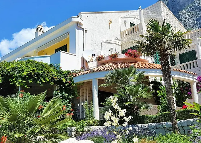 In Mit Schoenem Garten By Interhome Apartament Drašnice