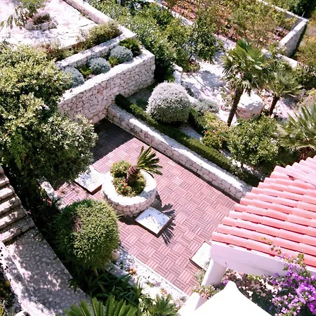 In Mit Schoenem Garten By Interhome * Drasnice