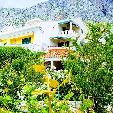In Mit Schoenem Garten By Interhome * Drasnice