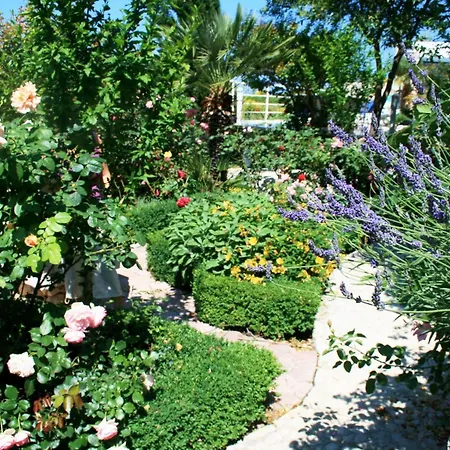 In Mit Schoenem Garten By Interhome *