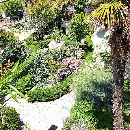 In Mit Schoenem Garten By Interhome Daire