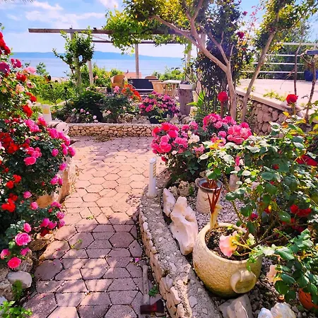 Daire In Mit Schoenem Garten By Interhome *